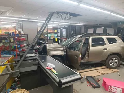 Bartın'da Yaşlı Sürücünün Kullandığı Otomobil Park Etmek İsterken Marketin İçine Girdi