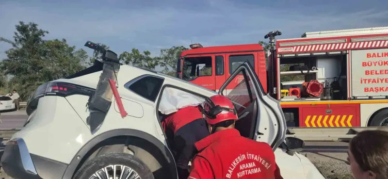 Balıkesir'de Kontrolden Çıkan Otomobil Bariyerlere Çarptı: 2 Yaralı