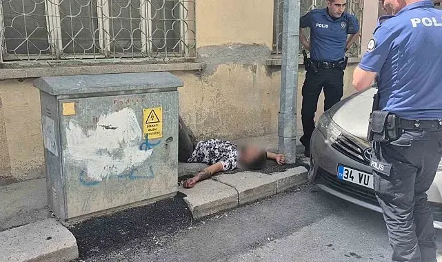 Sokak ortasında elinde tabancayla hareketsiz yatan genç paniğe neden oldu