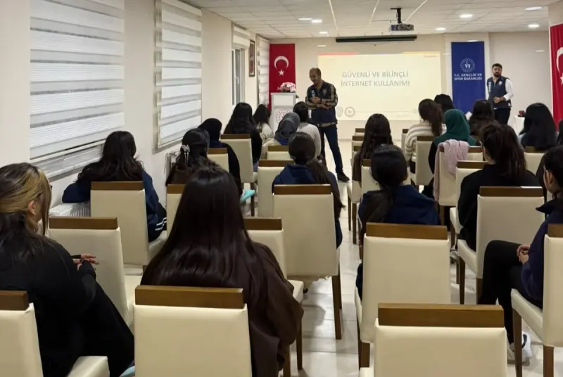 Kars Emniyet Müdürlüğünden Üniversite Öğrencilerine Siber Güvenlik Eğitimi