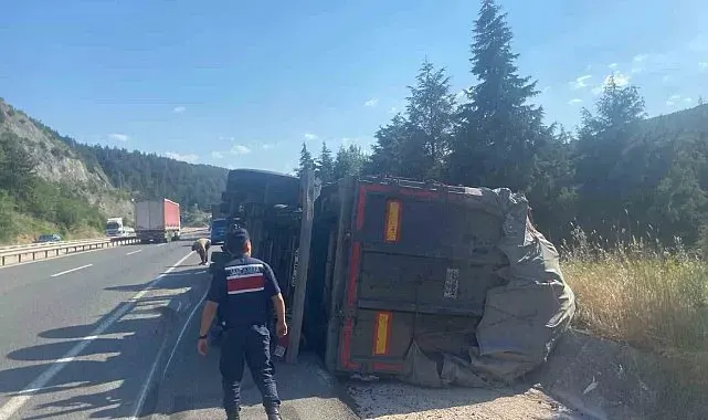 Bilecik'te kontrolden çıkan tır yan yattı