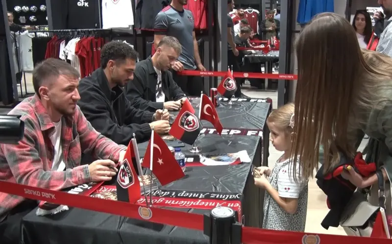 Gaziantep FK Futbolcuları Taraftarlarla İmza Gününde Buluştu