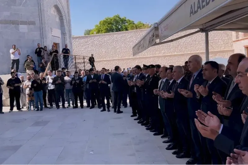 TBMM Başkanı Numan Kurtulmuş Konya'da Sultanlar Türbesi Nöbet Değişimini Takip Etti