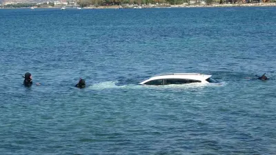 El Freni Çekilmeyen Otomobil Denize Uçtu