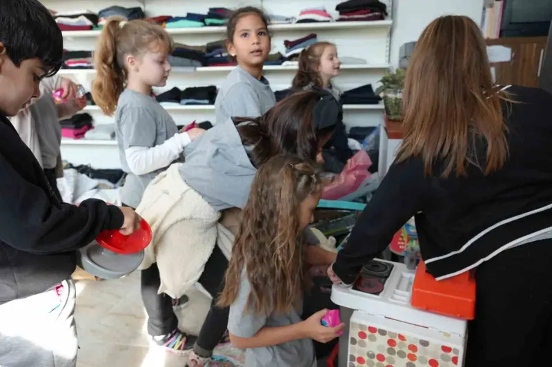 Minik Öğrencilerden Başiskele Belediyesi Hayır Çarşısı’na Anlamlı Bağış