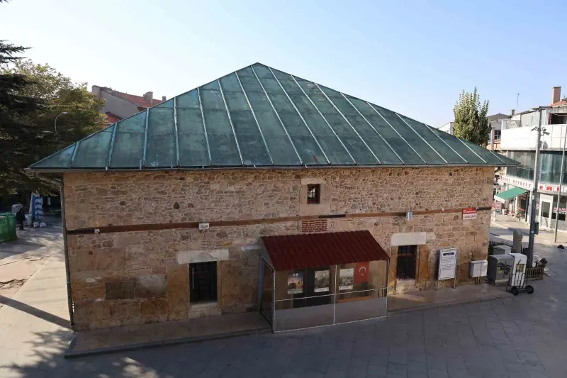 Tarihi Çarşı Camii Ahşap Kırlangıç Tavanıyla Göz Kamaştırıyor