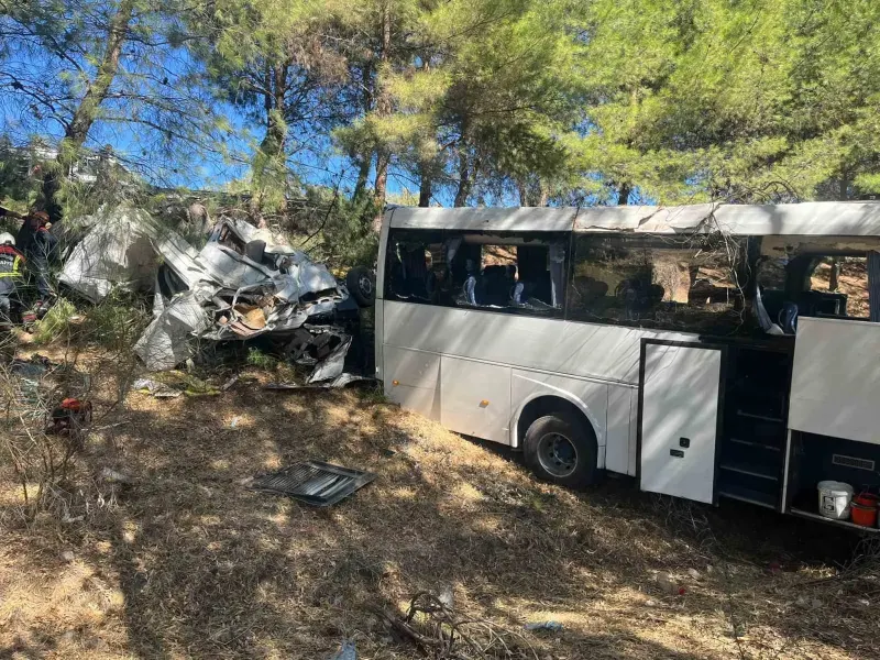 Aydın-İzmir Otobanında Tur Otobüsü Şarampole Devrildi: 1 Ölü, 7 Yaralı