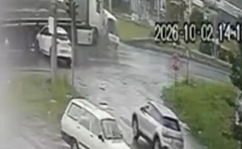 Samsun'da Tırın İki Araca Çarptığı Feci Kazanın Güvenlik Kamerası Görüntüleri Ortaya Çıktı