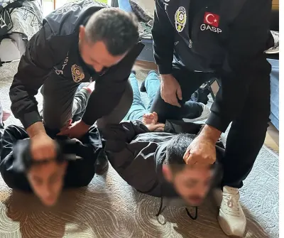 Bayrampaşa'da Otomobilin Önünü Keserek Milyonluk Altın Ve Döviz Soygunu Yapan 12 Şüpheli Yakalandı