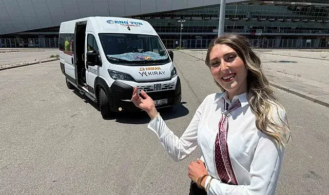 Eskişehir'de üniversite mezunu kadın servis şoförü 'olmaz' diyenlere inat direksiyon sallıyor