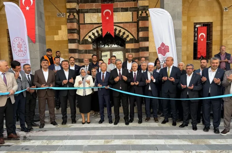 Gaziantep'te Depremde Hasar Gören Tarihi Tahtani Camii İbadete Açıldı