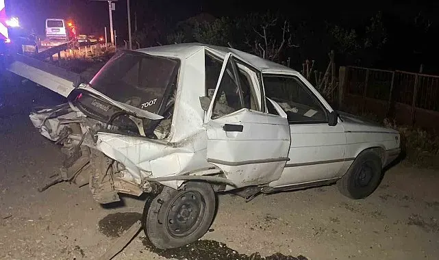 Hafif ticari araç, otomobile arkadan çarptı: 2 yaralı