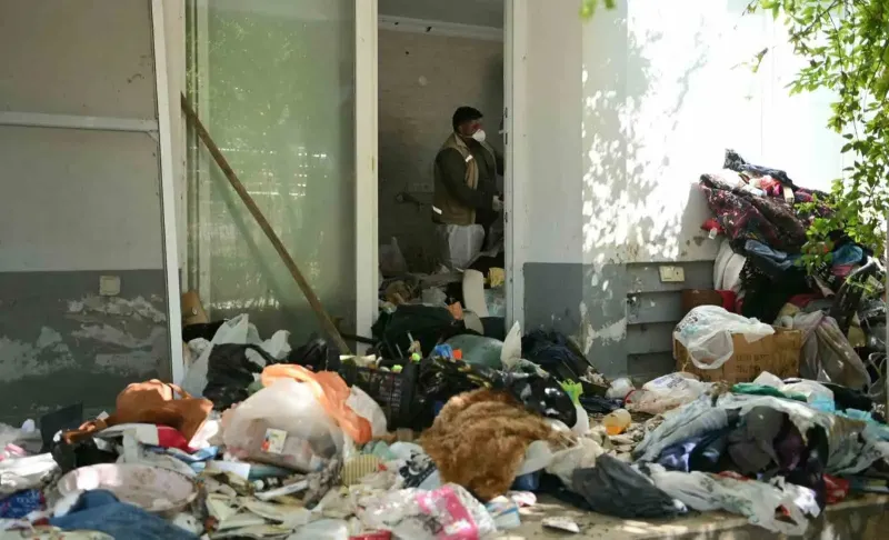 Aydın Kuşadası'nda Üç Katlı Müstakil Evden Altı Kamyon Çöp Çıktı