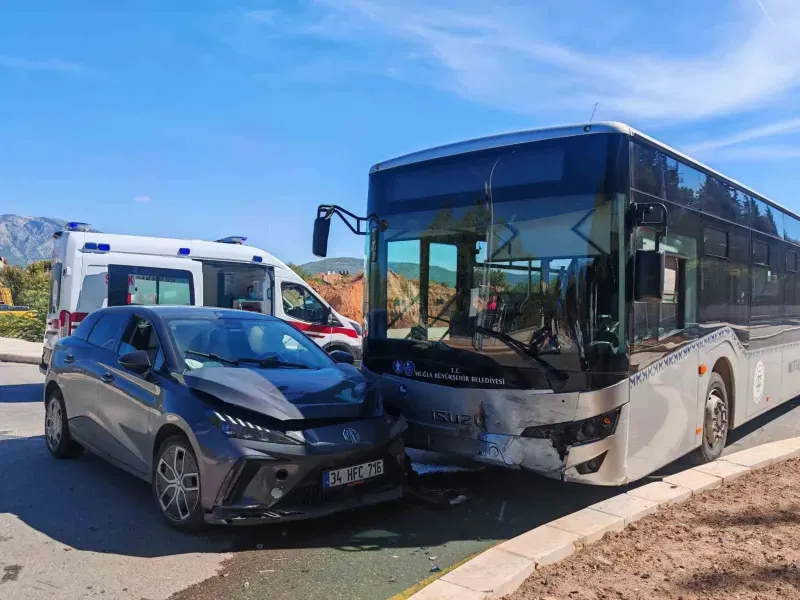 Muğla Menteşe'de Otomobil ile Belediye Otobüsü Çarpıştı: İki Yolcu Yaralandı