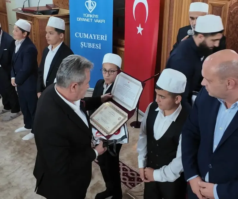 Cumayeri Merkez Camii'nde Hafızlık Eğitimini Tamamlayan 12 Öğrenciye Belgeleri Verildi