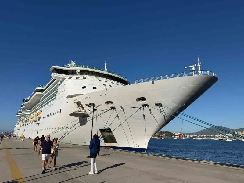 Bahamalar Bayraklı Dev Kruvaziyer Bodrum Limanı'na Demir Attı