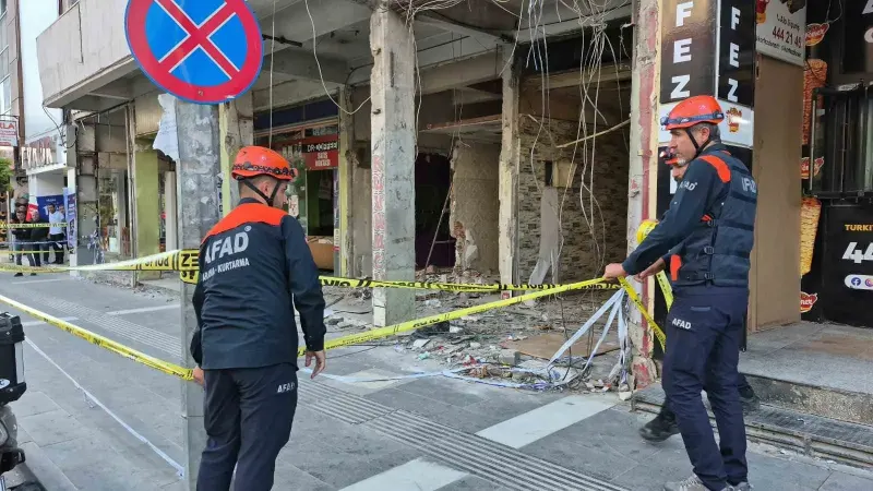 Adıyaman Merkezde Ağır Hasarlı Binadan Gelen Sesler Paniğe Neden Oldu