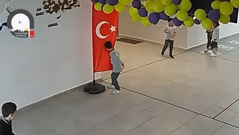 Elazığ'da İlkokul Öğrencisinin Türk Bayrağı Sevgisi Kameralara Yansıdı