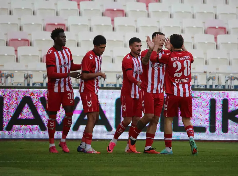 Sivasspor Sahasında Pendikspor'u Dört Golle Geçti
