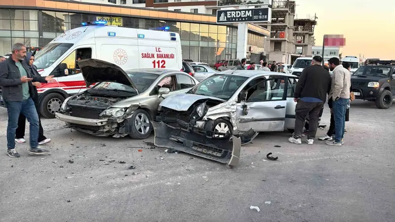 Aksaray'da İki Otomobilin Çarpışması Sonucu Beş Kişi Yaralandı