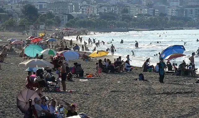 Samsun'da hava sıcaklığı arttı, vatandaşlar denize akın etti