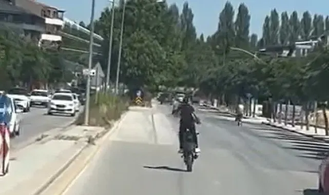 Kasksız ve plakasız şekilde önce tek teker üzerinde ilerledi, sonra kırımızı ışıkta geçti