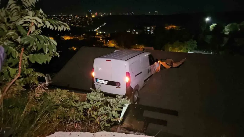 Sarıyer’de Kontrolden Çıkan Hafif Ticari Araç Bir Evin Çatısına Düştü