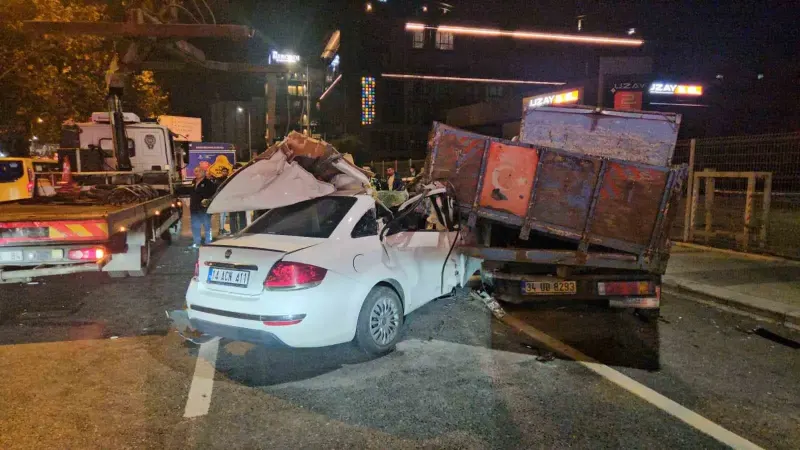 Beyoğlu'nda Alkollü Sürücü Kamyonun Altına Girdi: 3 Yaralı