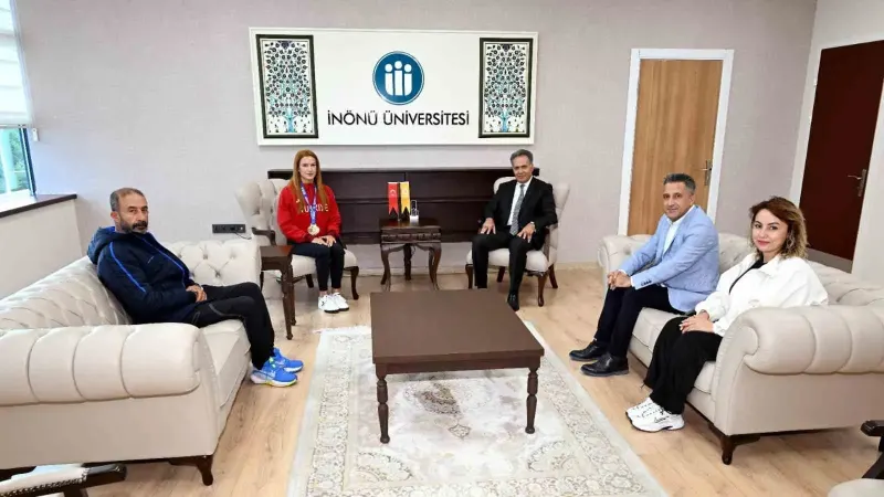Avrupa Şampiyonu Millî Boksör Hatice Akbaş'tan Rektör Akpolat'a Ziyaret