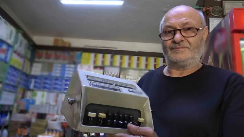 Samsun'da Antika Cihazlarla Bakkallık Yapan Esnaf İlgi Odağı Oldu
