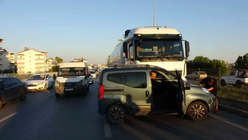Manavgat'ta LPG Tankeri ile Hafif Ticari Araç Çarpıştı