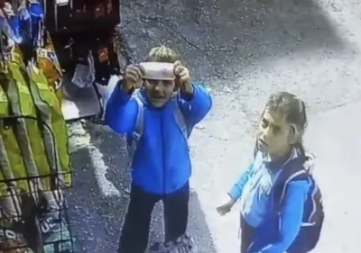 Bursa'da Dürüst Öğrenciler Meyve Suyu Parasını Kameraya Gösterip Bıraktı