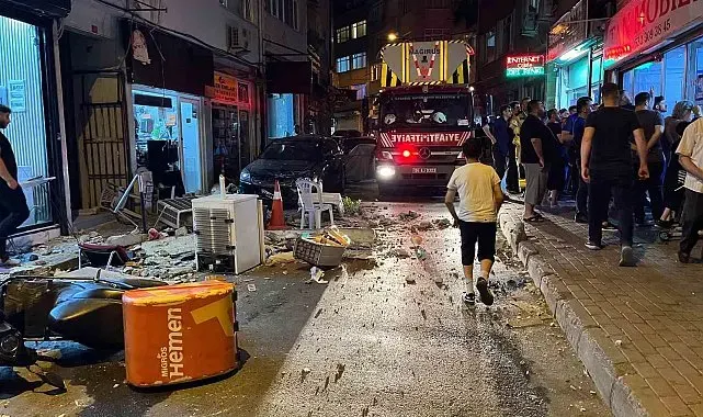 Fatih'te 4 katlı binanın çatısından düşen parçalardan 2 kişi son anda kurtuldu... O anlar kamerada