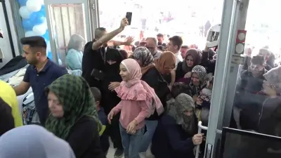 Kahramanmaraş’ta Giyim Mağazasının Açılışında 100 Lira İzdihamı Yaşandı