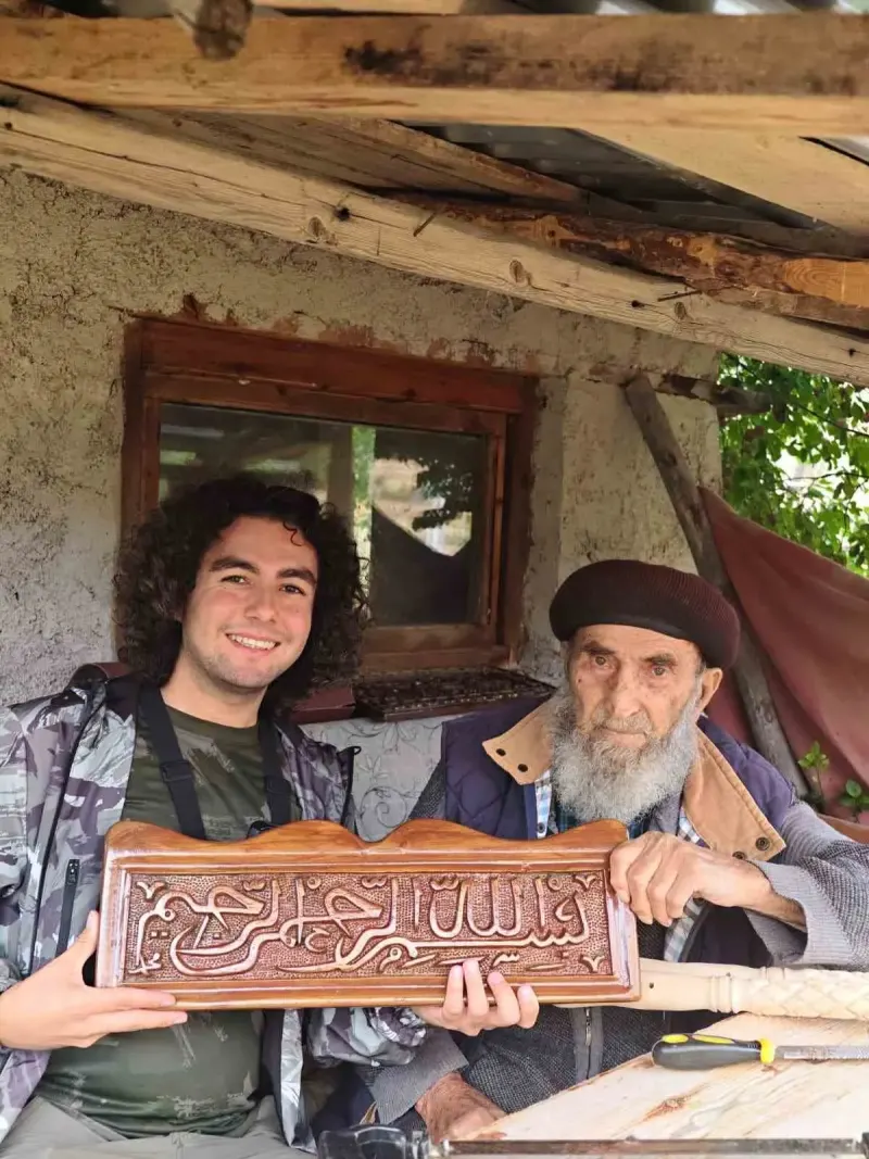 93 Yaşındaki Usta 60 Yıldır Ürettiği Bastonları Ücretsiz Hediye Ediyor
