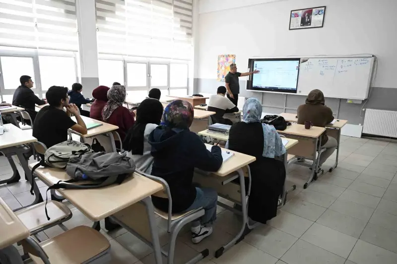 Kernek Külliyesi'nde İki Yüz Öğrenci Üniversite Sınavına Hazırlanıyor