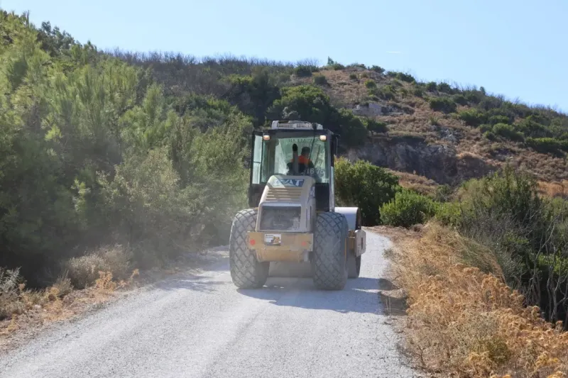 Bodrum Belediyesi Yol Ağını Güçlendirmek İçin Sathi Kaplama Çalışmalarını Sürdürüyor