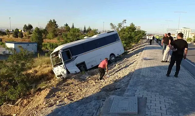 Lastiği patlayan servis aracı şarampole devrildi: 5 yaralı