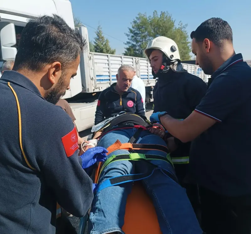 Adıyaman’da Otomobil Kamyonun Altına Girdi: Üç Kişi Yaralandı