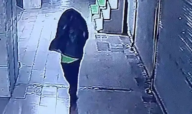 Tanınmamak için başına çöp poşeti geçirip yangın çıkaran şahıs kameralara yakalandı