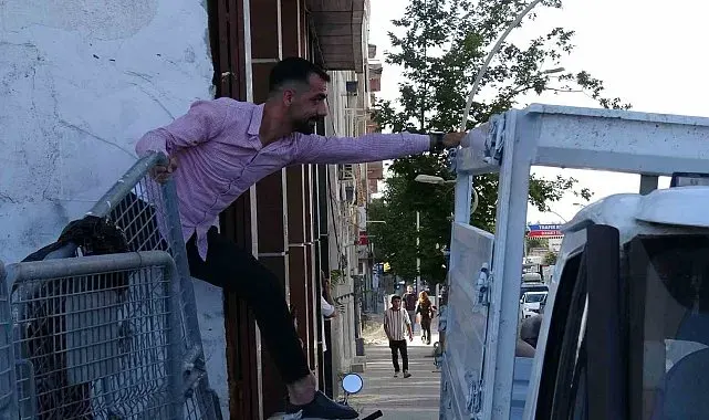 Kaldırıma park edilen kamyonet trafiği kilitledi, yol esnafın aracı itmesiyle açıldı
