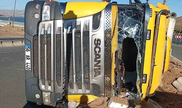 Elazığ'da hayvan yüklü tır devrildi: 2 yaralı
