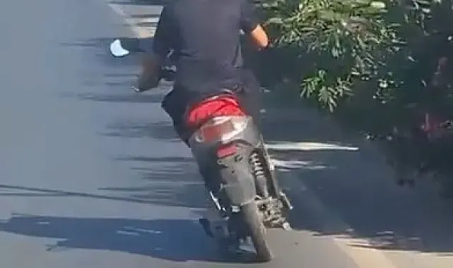 Alanya'da motosiklet üzerinde ayakta ilerleyen sürücünün tehlikeli yolculuğu kamerada