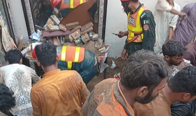 Pakistan'da dershanenin çatısı çöktü: 14 ölü