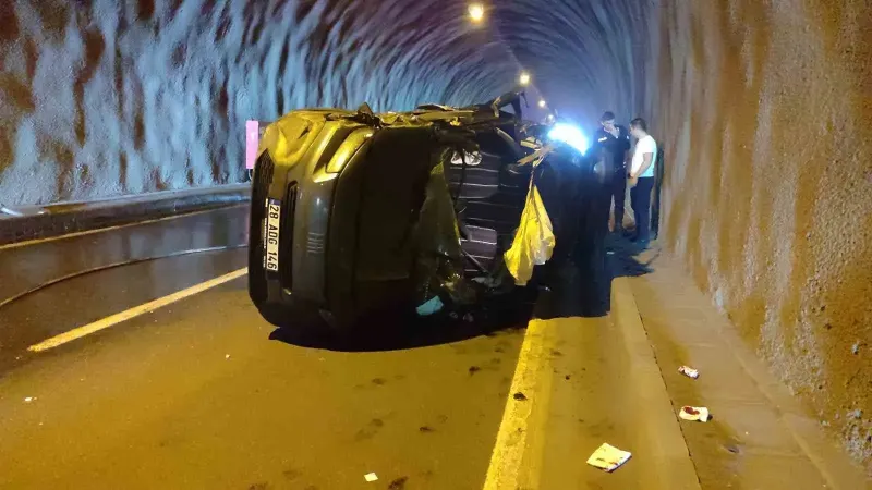 Giresun'da Tünelde Kaza: Hafif Ticari Araç ile Kamyon Çarpıştı, 3 Yaralı