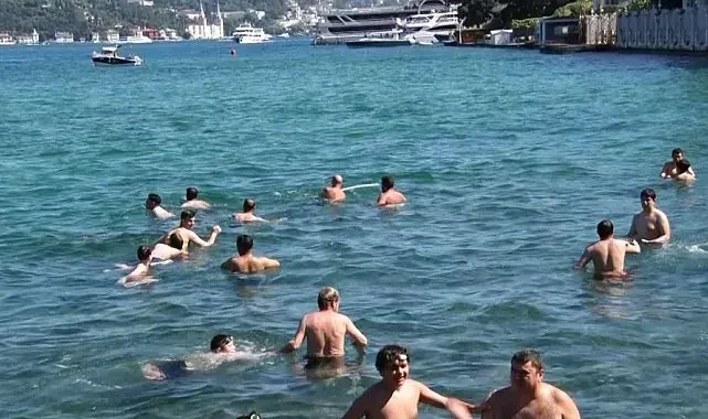 İstanbul'da termometreler 36 dereceyi gösterdi: Sıcaktan bunalan vatandaşlar sahillere akın etti