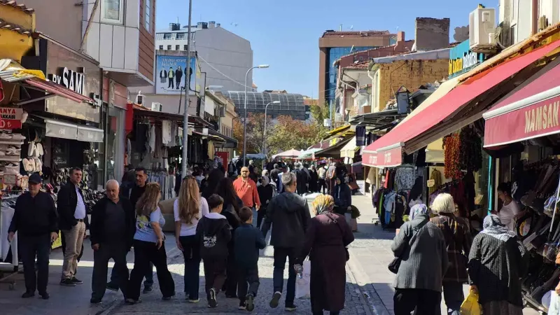 Eskişehir'de Güneşli Hava Vatandaşları Sokaklara Döktü
