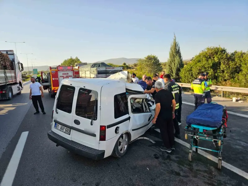 Mersin'de Hafif Ticari Araç Çekiciye Çarptı: 2 Ölü, 1 Yaralı