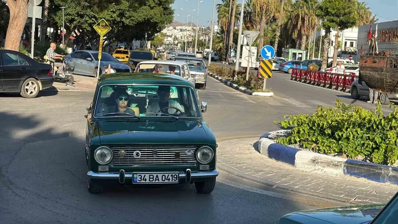 Bodrum Sahillerinde Nostaljik Rüzgar: 42 Klasik Otomobil Görücüye Çıktı