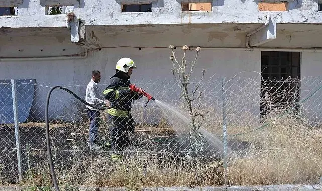 Menteşe'de otel arkasındaki otluk alanda yangın